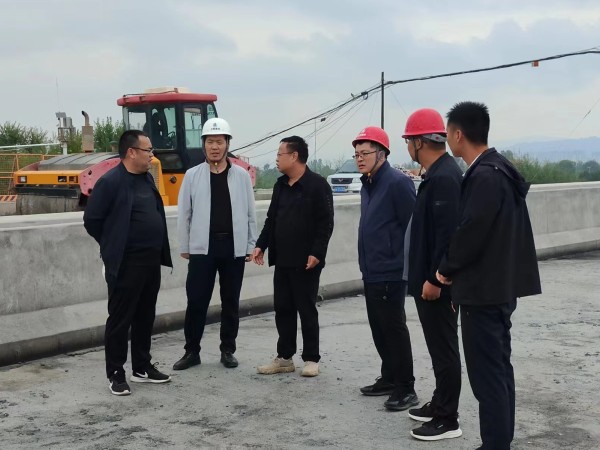 甘肅建投新能源科技股份有限公司總經理趙琰森深入臨夏市項目調研并慰問路橋公司臨夏市全體一線員工