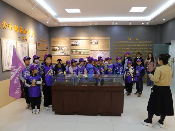 甘肅建投新能源公司沙漠研學(xué)旅行基地舉辦“沙漠尋綠，奪寶之旅”主題研學(xué)活動(dòng)